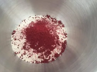 吃掉一朵花+红丝绒花儿面包,厨师机和面盆里放入面粉和红曲粉