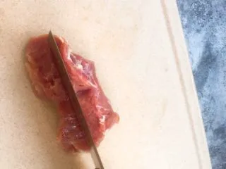 超级酥脆的炸猪排,用刀背敲打里脊肉，将里脊肉敲大，敲成猪排。