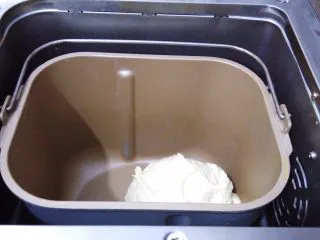 香葱芝士面包,和面完成，已经是光滑的面团了，面包机自动进入发酵，时间20分钟（发面包括和面加一次发酵，不用动面包机的任何程序）