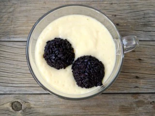 芒果黑糯米甜甜——夏日里的清凉甜意,在奶昔上面放上黑米球。