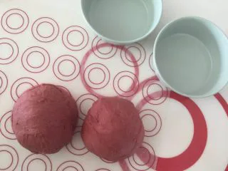 吃掉一朵花+红丝绒花儿面包,平均分成2等份