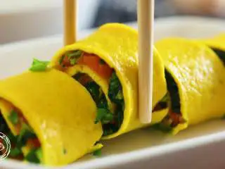 蔬菜蛋卷8m+,切成小段，宝宝小的话可以切得再小点，方便宝宝吃起来~