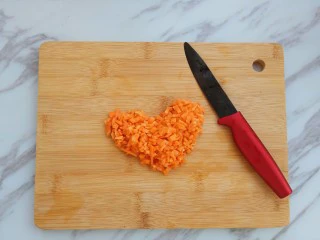 龙利鱼蔬菜粥,胡萝卜去皮切细丁备用