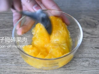 最好的止咳方法——盐蒸橙子,挖出果肉，用勺子捣碎果肉