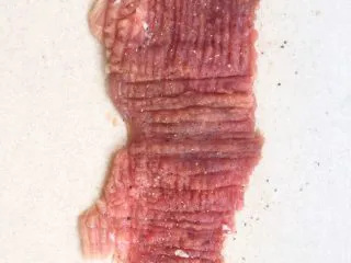 超级酥脆的炸猪排,敲好的肉排，两面撒上适量的黑胡椒和盐，用手按摩肉排一会儿，使肉排腌制入味。 