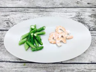 奶香浓郁 味道独特 简单易学 白汁海鲜意面,切好的芦笋段和剥去皮的虾仁