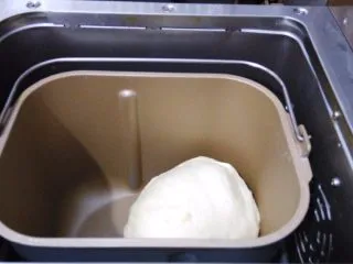 香葱芝士面包,发酵完成，把面团取出来。