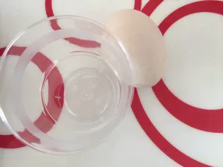 吃掉一朵花+红丝绒花儿面包,鸡蛋选大的，打入容器里，搅散，一定要搅均匀 剩下5g擦面包表面