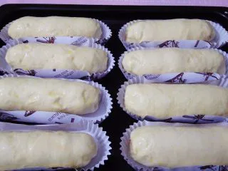 香葱芝士面包,发酵完成以后刷上一层蛋液