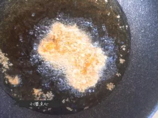 超级酥脆的炸猪排,放入猪排，用中火慢炸。 