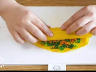 蔬菜蛋卷8m+,开始由下往上，轻轻卷起来，直到卷完整个蛋卷，尽量卷紧实~