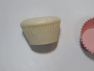 卡通立体可妮兔牛奶米糕,取一个撕掉模具。