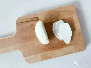 宝宝辅食：芋头脆片,将芋头洗净削皮，然后用刀切成薄片。 》尽量切薄点，越薄成品会越香脆，而且时间也会缩短哈。 》我刀工一般，切得也不薄，烘的过程中会变薄，成品也是很脆的。