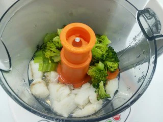 【宝宝辅食】鳕鱼什锦糊,看看，是不是很快就蒸好了，