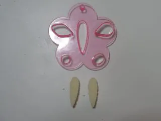 卡通立体可妮兔牛奶米糕,用模具压出耳朵。