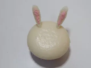 卡通立体可妮兔牛奶米糕,然后截断成合适的长度插进米糕中。