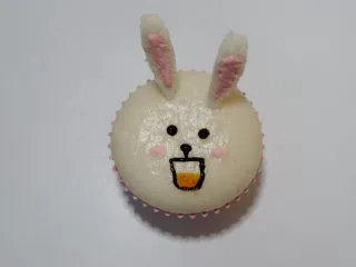 卡通立体可妮兔牛奶米糕,圆圆的眼睛。