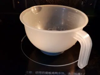 卡通立体可妮兔牛奶米糕,放入微波炉中火30秒。加热至温热就可以。就是30度左右。