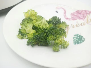 【宝宝辅食】鳕鱼什锦糊,西兰花取20克，切小块