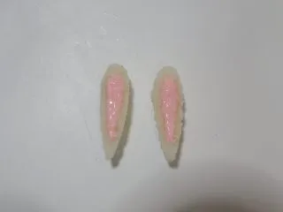 卡通立体可妮兔牛奶米糕,在用巧克力或者果酱，画出耳朵芯