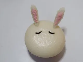 卡通立体可妮兔牛奶米糕,然后用巧克力画出眉毛。