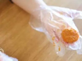 9m+藜麦薯饼（宝宝辅食）,接下来，就可以做小饼了，藜麦红薯泥搓成小球，压扁~ ps.手套上可以抹一点植物油，不容易粘手~