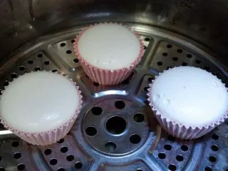 卡通立体可妮兔牛奶米糕,在放到温暖处发酵至满膜。