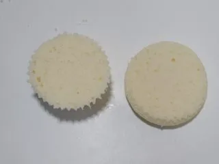 卡通立体可妮兔牛奶米糕,切出1片0.5mm厚的片。