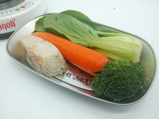 【宝宝辅食】鳕鱼什锦糊,先来准备一下食材，鳕鱼，西兰花，胡萝卜，青菜，
