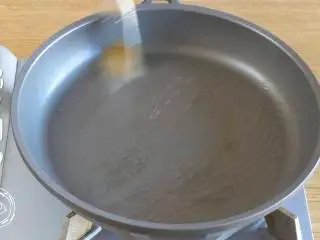 9m+藜麦薯饼（宝宝辅食）,锅里刷油~