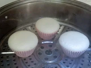 卡通立体可妮兔牛奶米糕,然后放入烧开水蒸锅，蒸15分钟，闷3分钟即可。