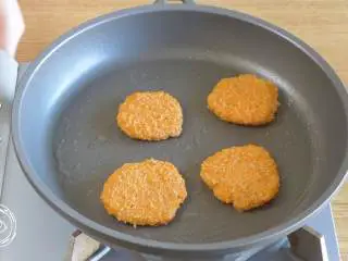 9m+藜麦薯饼（宝宝辅食）,热锅放入小饼，小火煎熟，煎至两面金黄即可~ （不太容易翻面，手潮的麻麻单面煎也可，反正都是熟的～）