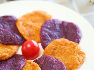 9m+藜麦薯饼（宝宝辅食）,藜麦紫薯饼按照同样的操作就可以哈~放到温热就可以给娃吃啦，比较小的宝宝可以切小一点吃哈~