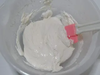 卡通立体可妮兔牛奶米糕,搅拌一下。