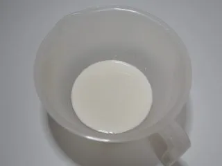 卡通立体可妮兔牛奶米糕,牛奶倒入容器。