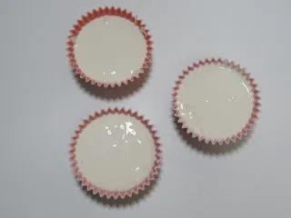 卡通立体可妮兔牛奶米糕,倒入模具8分满。