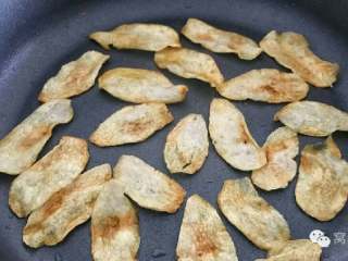 宝宝辅食：芋头脆片,不断翻面，直至烘煎至两面金黄，前后差不多花了18分钟的时间，因为用小火，可一边烘一边干点其他事情，时不时回来看一眼就可以了。