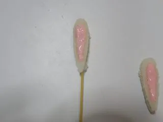 卡通立体可妮兔牛奶米糕,取一根意大利面插进去。