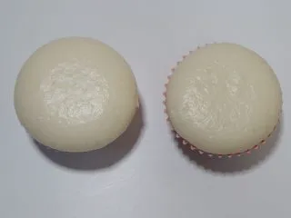 卡通立体可妮兔牛奶米糕,取出做好的米糕。2个放置备用。