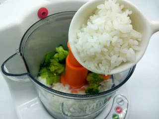 【宝宝辅食】鳕鱼什锦糊,加入刚出锅的米饭(蒸煮好搅拌器里面有水分，所以不用特地再加)