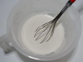 卡通立体可妮兔牛奶米糕,搅拌均匀至无颗粒。