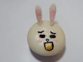 卡通立体可妮兔牛奶米糕,在用粉色画出腮红和舌头。完成了。