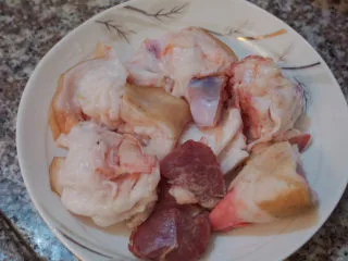 猪蹄黄豆玉米汤,菜市场买来猪蹄（记得叫老板去掉猪毛哇）