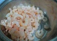 意式虾仁玉米粥,培根切条，番茄切小丁，虾仁洗净去掉虾线，蒜切碎