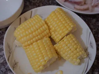 猪蹄黄豆玉米汤,将玉米切成段