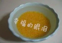 意式虾仁玉米粥,玉米渣用清水冲洗干净后放入适量清水在火上熬煮