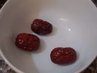 猪蹄黄豆玉米汤,取3颗红枣