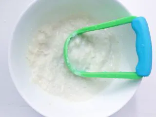 蓝莓果酱/蓝莓山药,用研磨勺研磨成山药泥 （这时候的山药泥不是成品哦 ）