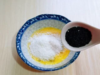 简单快手小零食～黑芝麻椰香吐司条,再加入黑芝麻。