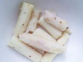 蓝莓果酱/蓝莓山药,山药蒸熟稍微晾凉后剥去外皮